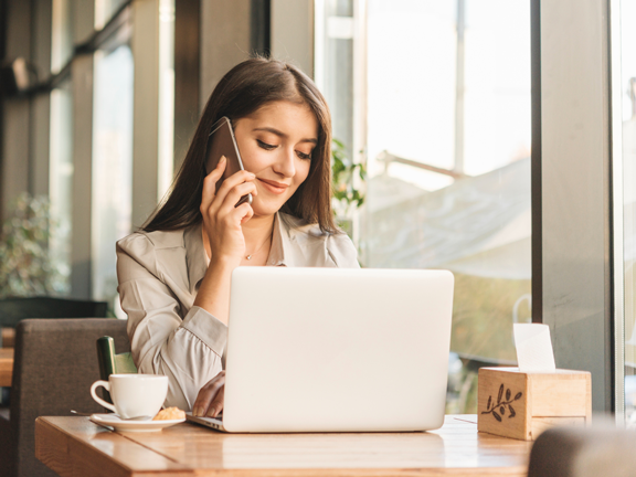 Persona sonriente en contcato con la organización